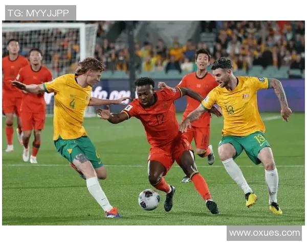 足球明星亲临球迷家中与其同场竞技展现球技与友谊的精彩瞬间 足球明星亲临球迷家中与其同场竞技展现球技与友谊的精彩瞬间