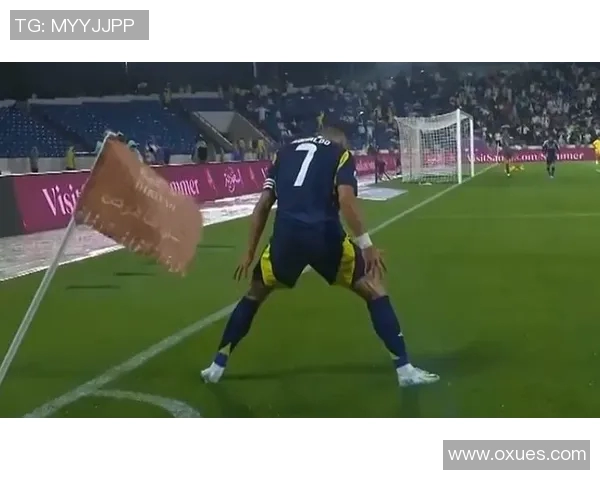 足球明星化身老者重返绿茵场展现不老传奇踢球技艺引发热议 足球明星化身老者重返绿茵场展现不老传奇踢球技艺引发热议