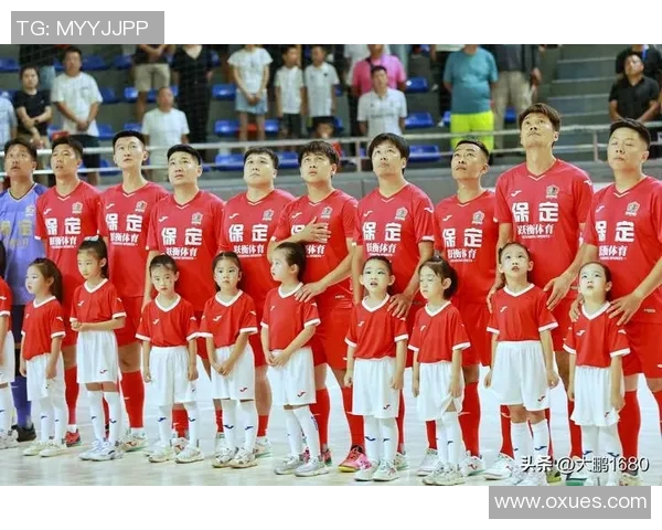 足球明星走近生活展现亲民风采引发球迷热议